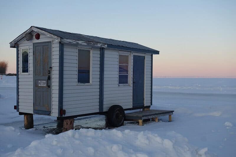 Une cabane sur un lac gelé au Canada.