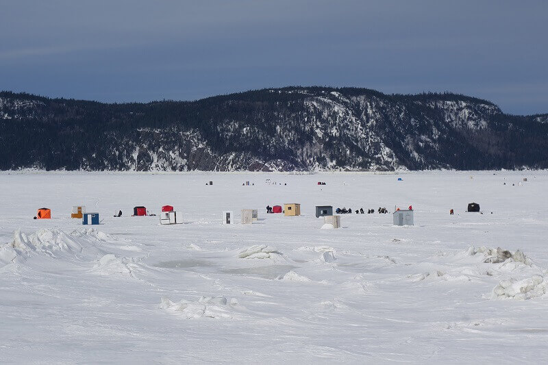 Un lac sous la neige au Canada.