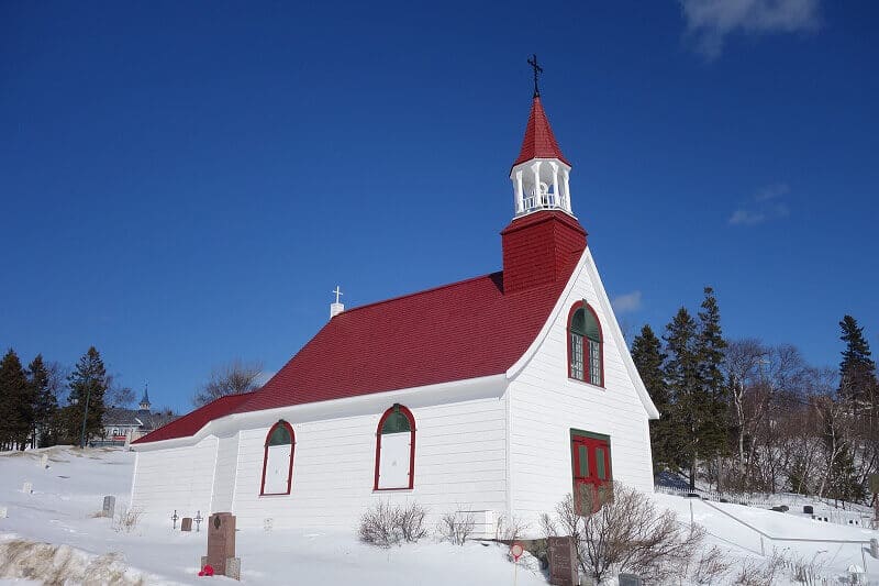 Église sous la neige au Canada.