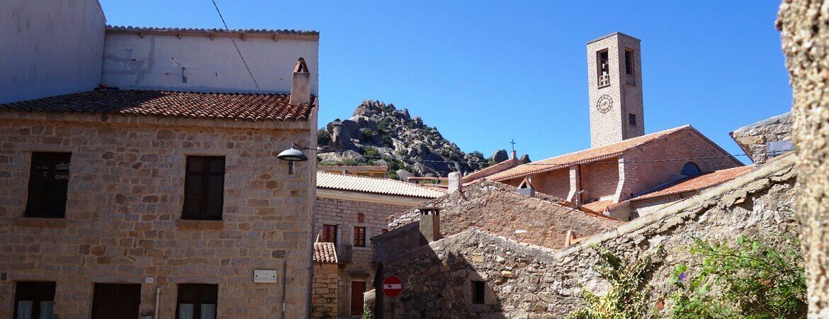 Rue d'un petit village sarde.