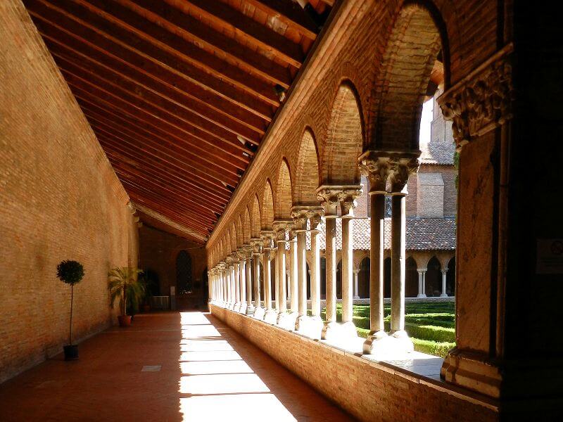 Un cloître roman à Toulouse.