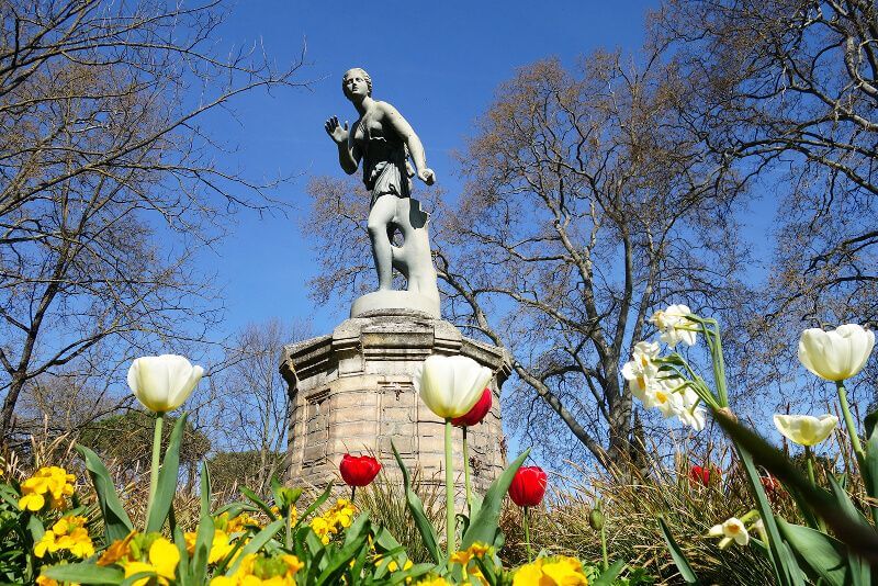 Statue dans un jardin.