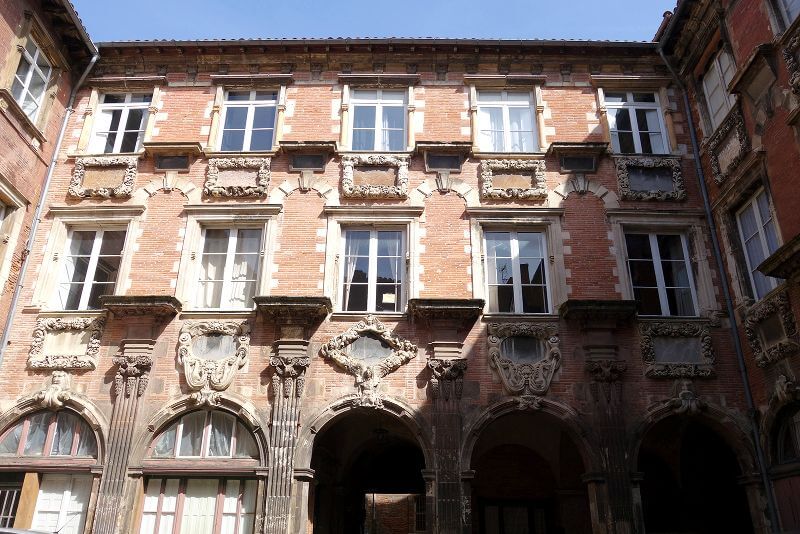 Cour d'un palais à Toulouse.