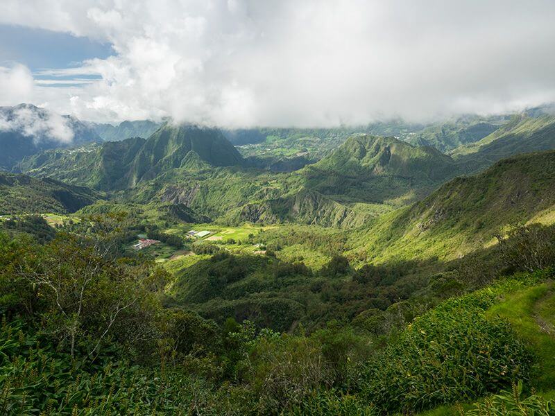 Panorama sur le cirque de Mafate à La Réunion.