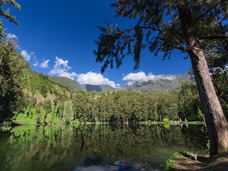 Lac et montagne à La Réunion.