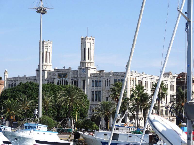 Vue du port de Cagliari en Sardaigne.