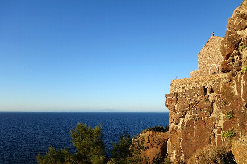 Une chapelle et la mer en Sardaigne.