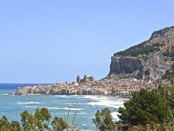 Vue sur la ville de Cefalù en Sicile.