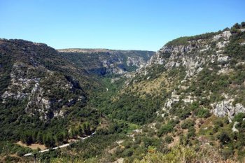 Vue d'une vallée en Sicile.