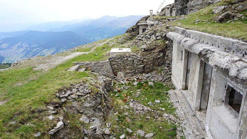 Casemate dans la montagne.