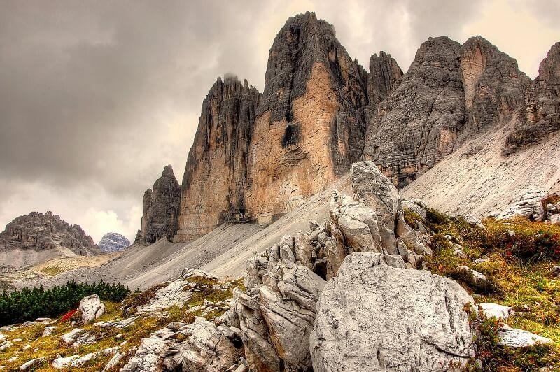 Falaises dans les Dolomites.