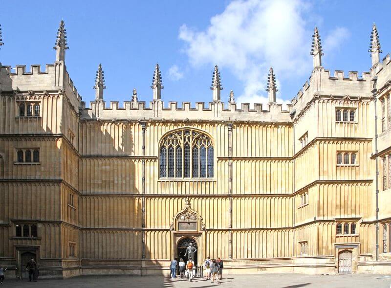 Façade gothique en Angleterre.