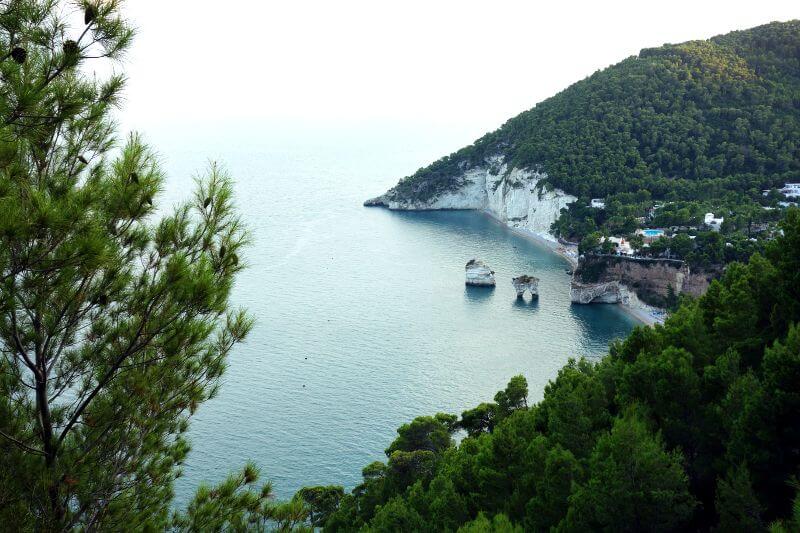 Vue de la côte des Pouilles en Italie.