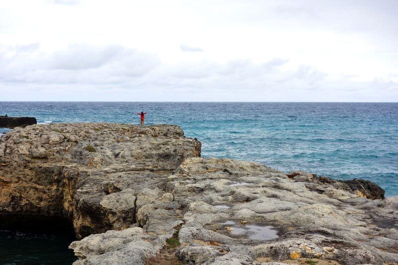 Falaise au bord de la mer en Italie.