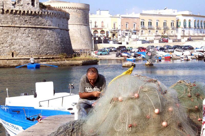 Dans le port de Gallipoli en Italie.