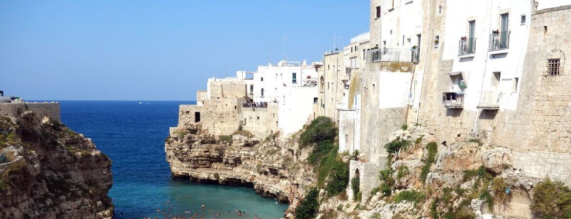 Maisons au bord de la mer en Italie.