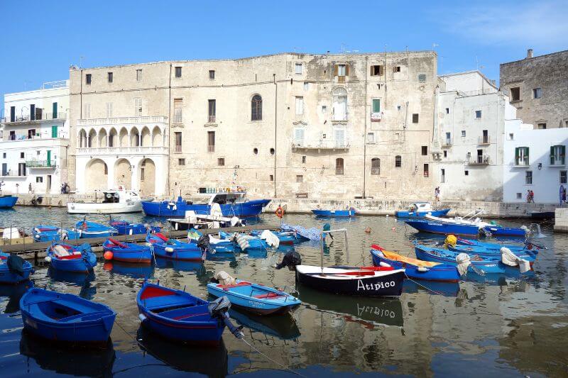 Barques dans un port en Italie.