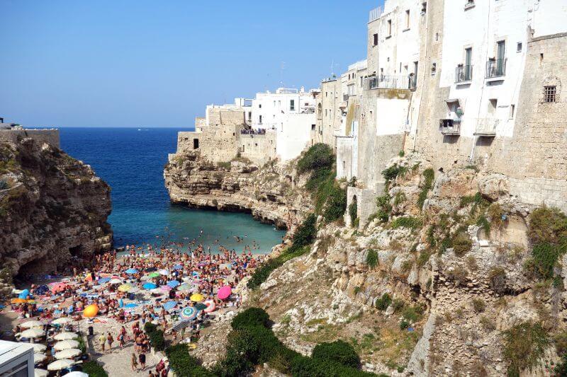 Village perché au bord de la mer en Italie.