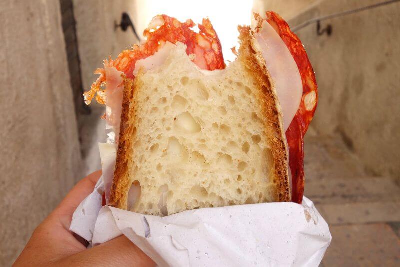 Sandwich italien dans une main.