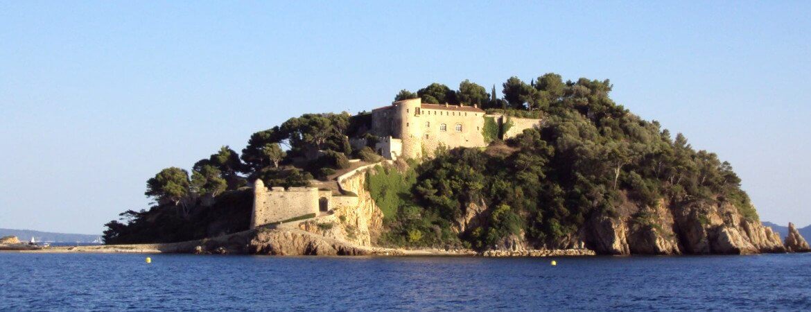 Vue du fort de Brégançon depuis la mer.