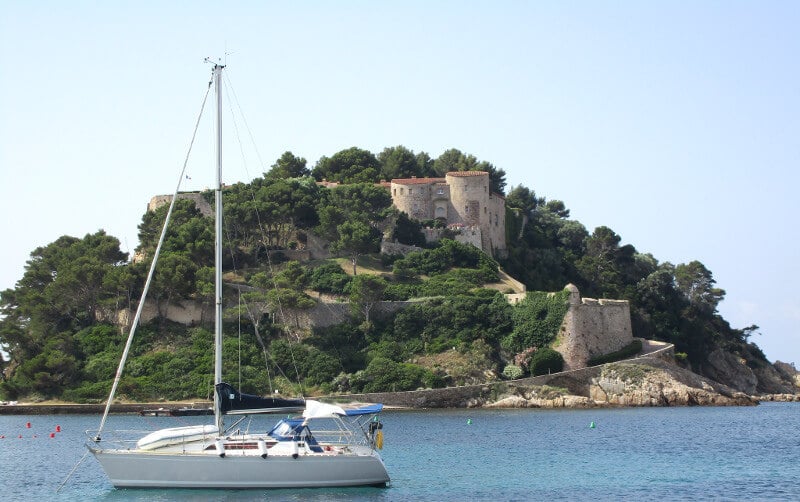 Le fort de Brégançon vu de la mer.