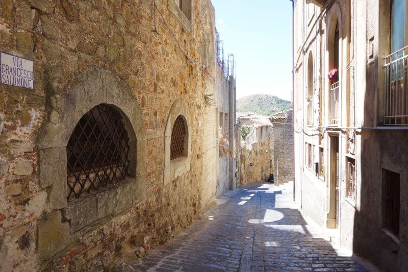 Ruelle d'un village en Sicile.