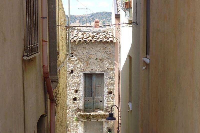 Rue étroite d'un village sicilen.