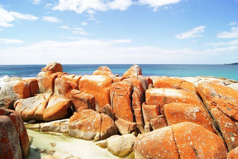 Rochers sur une plage en Tasmanie.