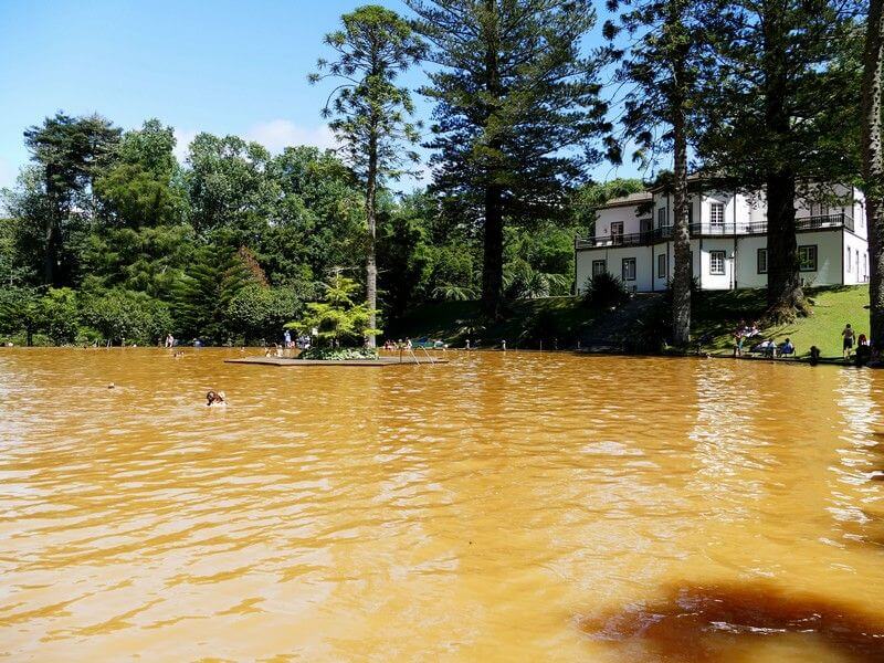 Au bord d'un lac aux Açores.