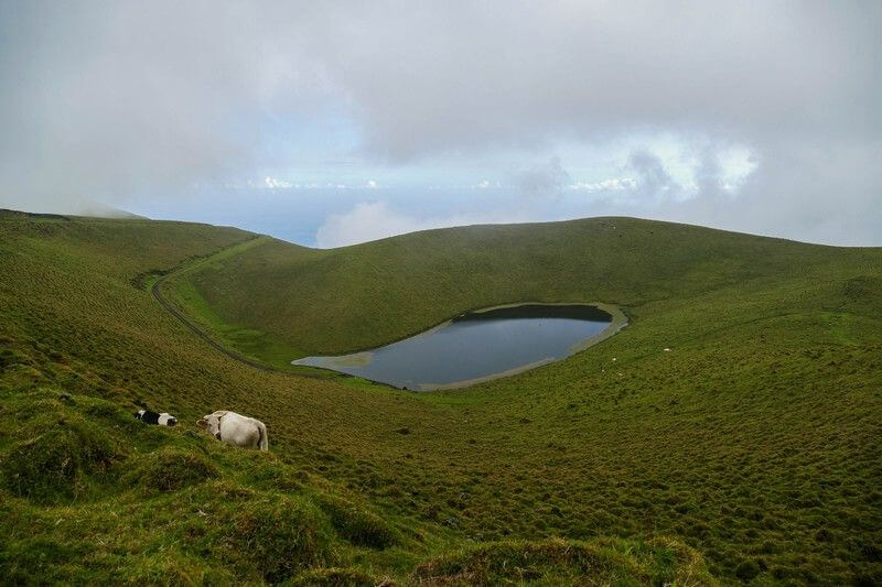 Un petit lac de montagne aux Açores.