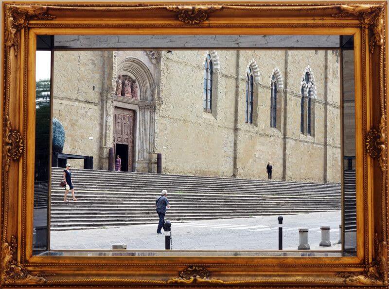 Une place à Arezzo en Toscane.