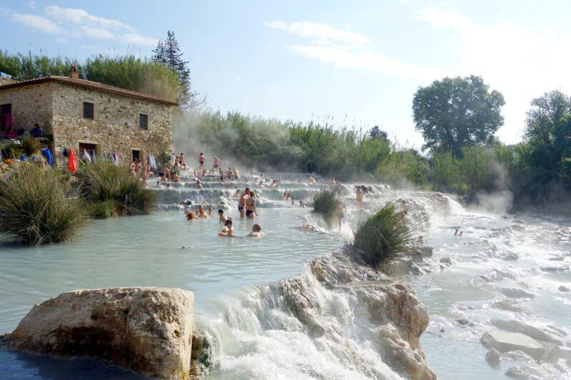 Piscine naturelle en Toscane.