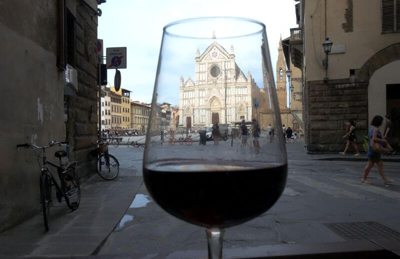 Un verre de vin à Florence.