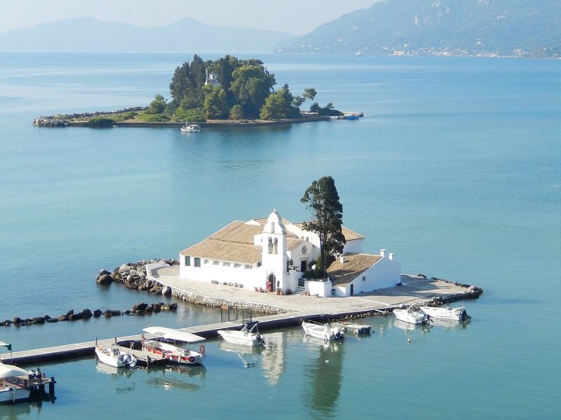 Églises sur des îlots à Corfou.