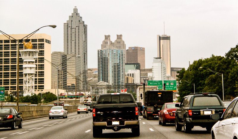 Autoroute dans une ville aux USA.