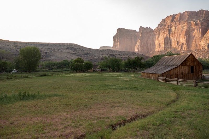 Camping au pied d'une montagne aux USA.