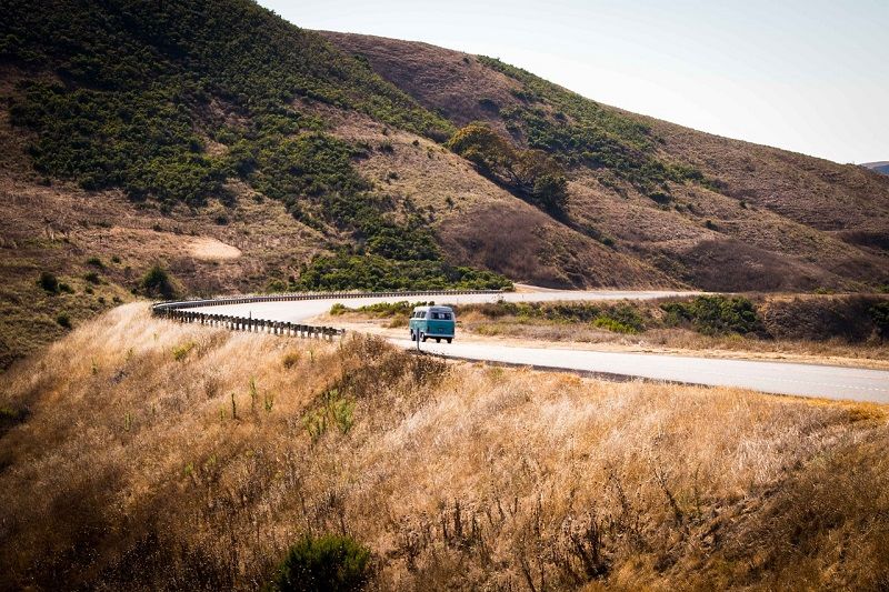 Combi Volkswagen sur une route des USA.