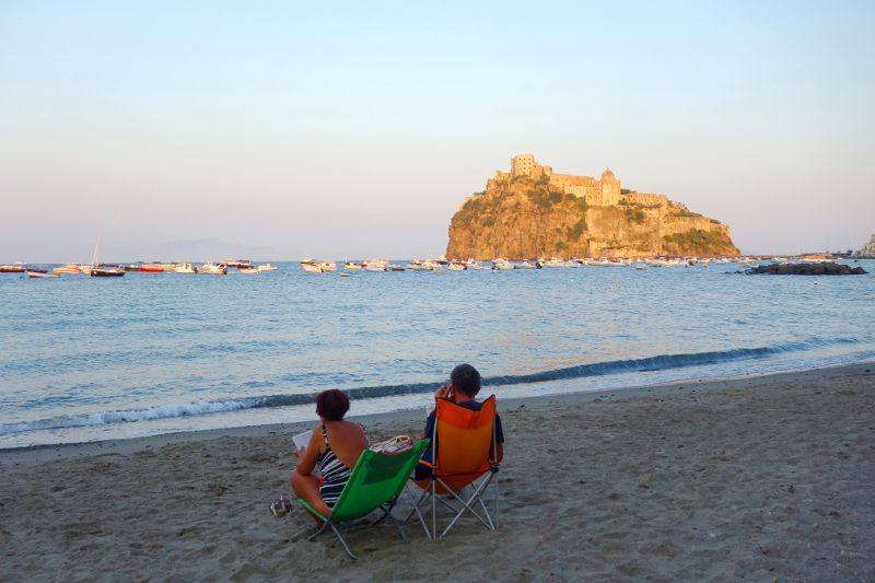 Plage et château près de Naples.