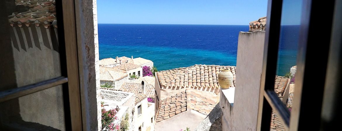 Vue sur la mer depuis une fenêtre de Monemvasia en Grèce.