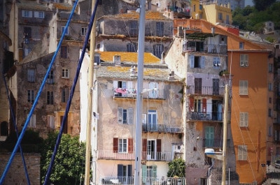 Maisons colorées à Bastia en Corse.