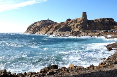 Vue du front de mer à l'Île-Rousse, en Corse du Nord.