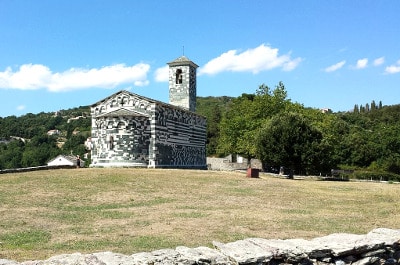 Vue d'une vieille église en Corse du Nord.