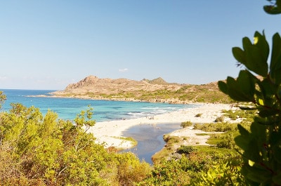 Vue d'une plage en Corse du Nord.