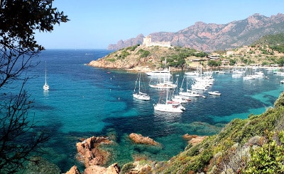 Vue d'un petit port en Corse du Nord.