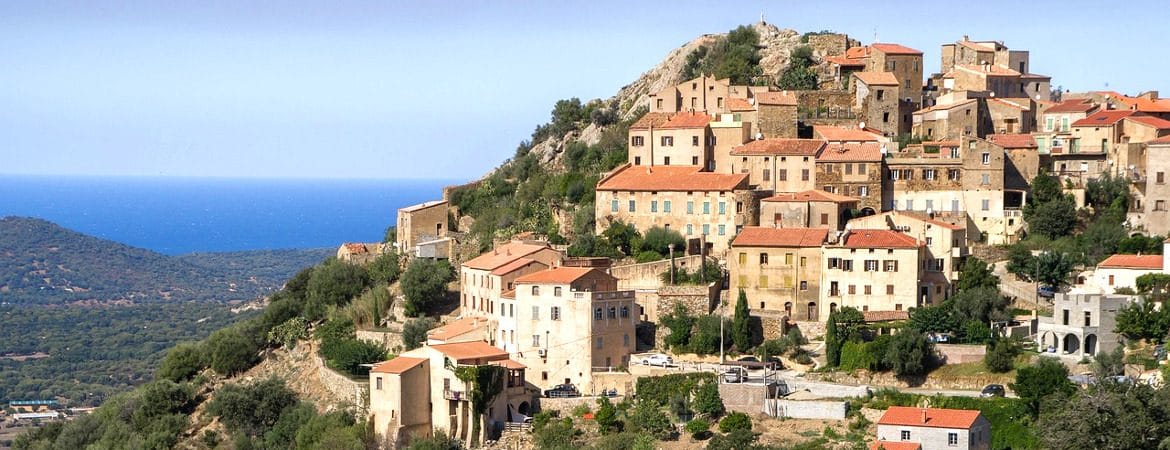 Vue d'un village perché en Corse du Nord.