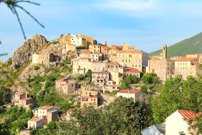 Vue d'un village de Balagne, en Corse du Nord.