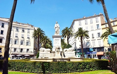 Vue d'une place à Ajaccio.