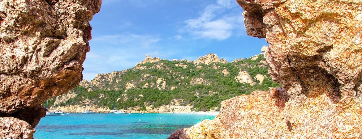 Plage et rochers rouges en Corse du Sud.