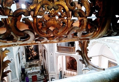 Intérieur d'une église à Naples.