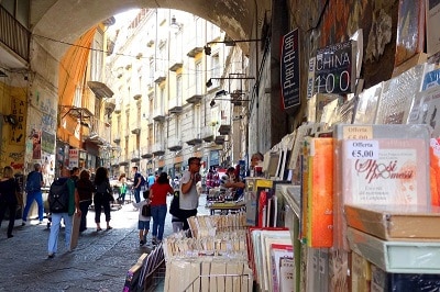 Étal d'un bouquiniste à Naples.